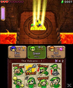 Drei Links stehen in The Legend of Zelda: Tri Force Heroes auf einer Plattform in einem Vulkanlevel.