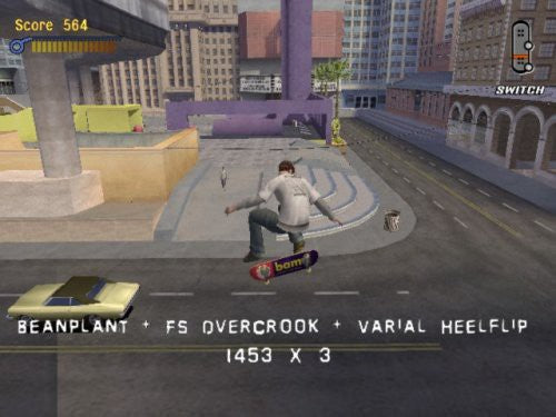 Ein Skater führt eine Trick-Kombination in einer sonnigen Stadtumgebung aus.