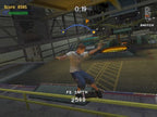 Ein Skater führt einen Grind auf einem gelben Geländer in einer Fabrikhalle aus, mit Score-Anzeige.