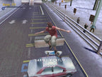 Ein Skater macht einen Varial Kickflip über ein Auto auf einer schneebedeckten Straße.