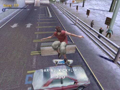 Ein Skater macht einen Varial Kickflip über ein Auto auf einer schneebedeckten Straße.