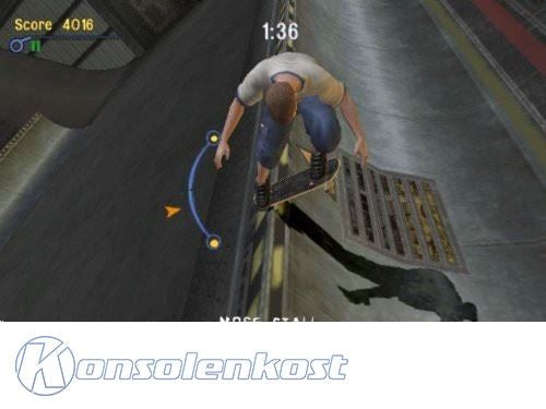 Ein Skater macht einen Nose Stall auf dem Rand einer Halfpipe, darunter ist das Konsolenkost-Logo.