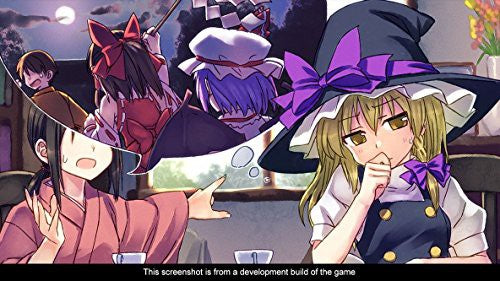 Zwei Anime-Figuren, eine davon mit großem Hut, sitzen an einem Tisch, während andere Figuren im Hintergrund erscheinen.
