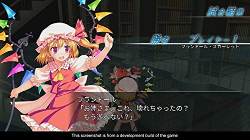 Eine Anime-Figur mit rotem Kleid und Hut steht vor einem Bücherregal, daneben ein japanisches Menü.