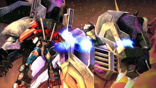 Zwei Transformers kämpfen in Nahaufnahme, wobei blaue Energiestrahlen aus ihren Waffen schießen.