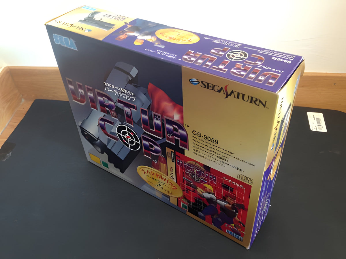 Die schräg von oben fotografierte Verpackung von Virtua Gun Set: Virtua Cop + Virtua Gun ist gut zu erkennen.