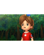 Der Junge aus Yo-Kai Watch steht mit großen Augen in einem Wald und blickt nach oben.